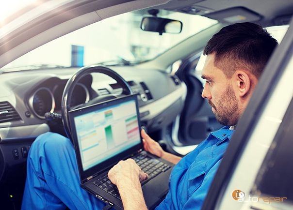 Mechanic running check engine light diagnostics