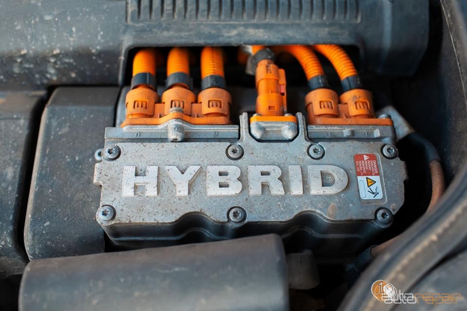 Hybrid engine bay