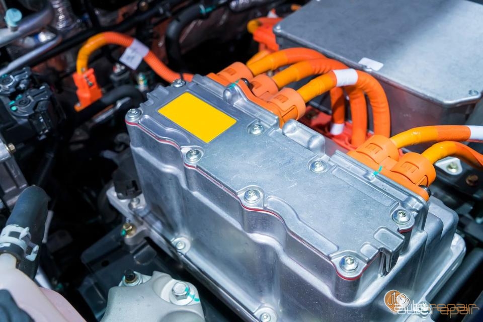 Hybrid voltage inverter